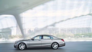 El motor del Mercedes-Benz S550 llega a 62 mph en 5.2 segundos.