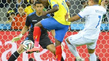 Enner Valencia (c) marca un gol a Honduras.