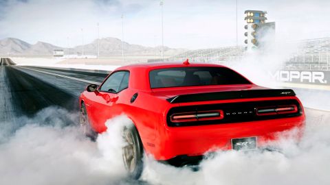 El Dodge Challenger SRT Hellcat puede conducirse tanto en una pista de carreras como en la carretera