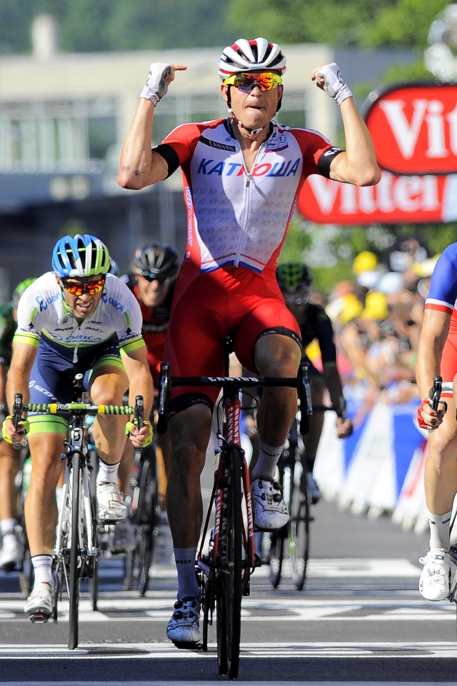 Momento en el que Alexander Kristoff, del equipo Katusha, se proclama vencedor de la etapa 12 del Tour de Francia.