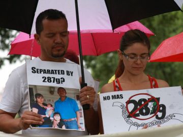 El nicaraguense Marlón Rizo que enfrenta la deportación por el 287g y su esposa, Julissa Gutiérrez, participaron en la marcha.