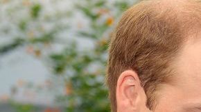 El príncipe Jorge de Cambridge posa junto a sus padres.