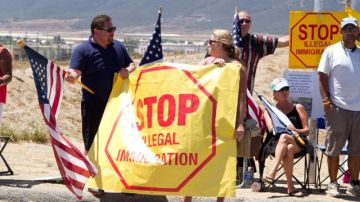 Decenas de personas antiinmigrantes bloquearon camiones que trasladaban a migrantes en Murrieta, California.