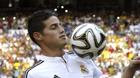 El zurdo colombiano James Rodríguez en el césped del Santiago Bernabéu por primera vez, tras su presentación como nuevo jugador del Real Madrid..