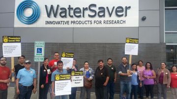 Una protesta de empleados de WaterSaver Faucet.