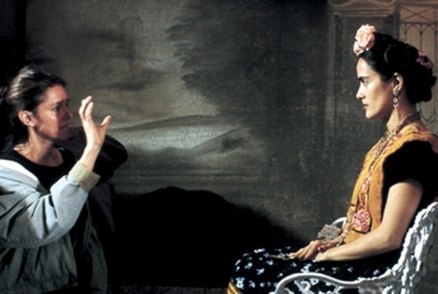Julie Taymor dirige a Salma Hayek en su papel de Frida Kahlo.