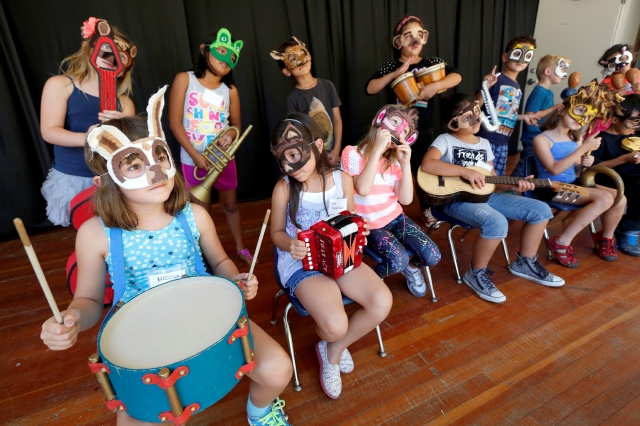 Niños practican  en el anfiteatro del Elysian Park. dirigidos por Alejandra Flores.