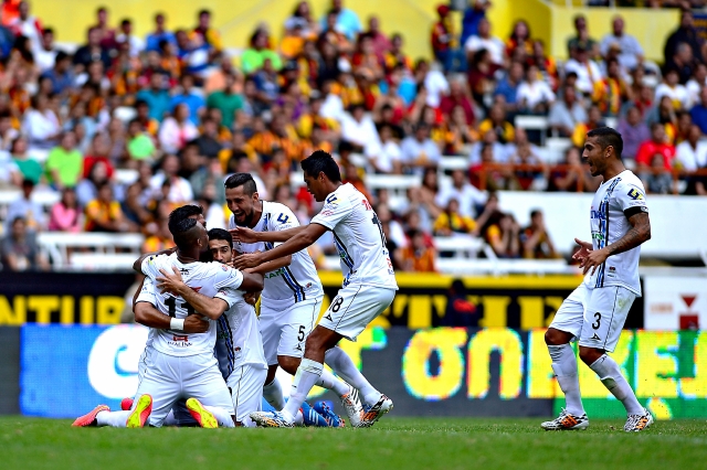 Al festejo del gol de Sanvezzo se unen Ángel Sepulveda , Camilo Da Silva  y William Da Silva en el Jalisco.