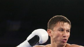 El kazajo Gennady Golovkin conecta al australiano  Daniel Geale antes de noquearlo en el tercer round de su pleito del sábado.