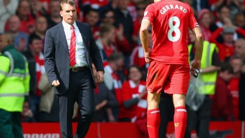 Brendan Rodgers  y  Steven Gerrard, entrenador y líder del Liverpool que esta noche juega con el Manchester City.