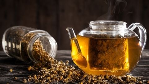 La manzanilla tiene propiedades si la tomas y si la aplicas en la piel.