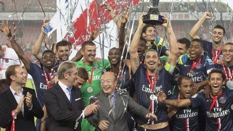 Zlatan Ibrahimovic (c) levanta el trofeo ganado ayer en  Beijing, China.