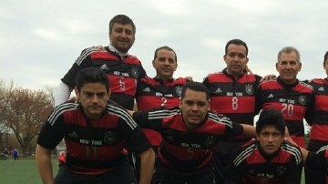 El equipo TNT afiliado a la Liga Estudiantil. Humberto Peña (al centro de pie) es el número 20 en este plantel de primera división.