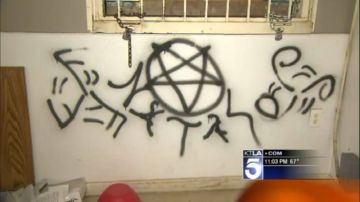 Los intrusos pintaron mensajes satánicos sobre las instalaciones del campo.