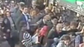 Los pasajeros inclinaron el vagón con toda su fuerza.