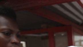 La temperatura de las personas en Liberia se toma con un termómetro que evita el contacto directo con la piel para impedir el contagio de ébola.