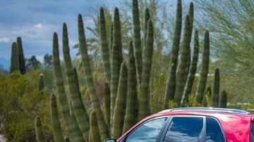 Si usted lo está comparando con el Hyundai, u otros SUV's de tamaño medio como el Dodge Journey o el Ford Edge, o tan pequeños como el Honda CR-V o el Toyota RAV4,  el Kia Sorento es sin duda una de los que debe de estar en su lista de compras.