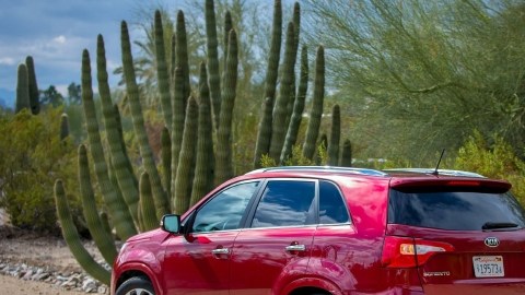 Si usted lo está comparando con el Hyundai, u otros SUV's de tamaño medio como el Dodge Journey o el Ford Edge, o tan pequeños como el Honda CR-V o el Toyota RAV4,  el Kia Sorento es sin duda una de los que debe de estar en su lista de compras.