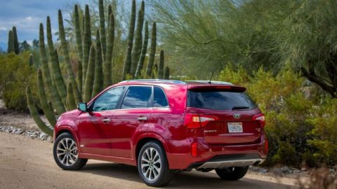 Si usted lo está comparando con el Hyundai, u otros SUV's de tamaño medio como el Dodge Journey o el Ford Edge, o tan pequeños como el Honda CR-V o el Toyota RAV4, el Kia Sorento es sin duda una de los que debe de estar en su lista de compras.