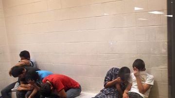 Ahora cuenta con más centros de detención y vuelos adicionales para agilizar la repatriación de los adultos.