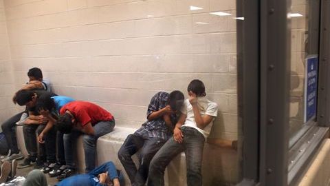 Ahora cuenta con más centros de detención y vuelos adicionales para agilizar la repatriación de los adultos.