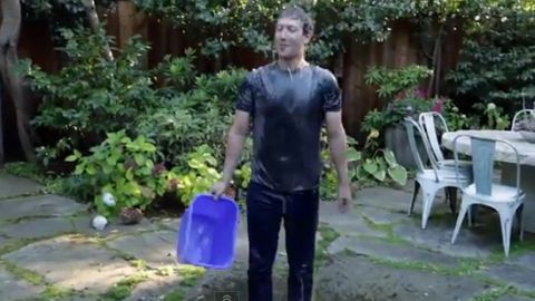 El director ejecutivo de Facebook, Mark Zuckerberg, también aceptó el reto del “cubo helado” o “Ice Bucket”.