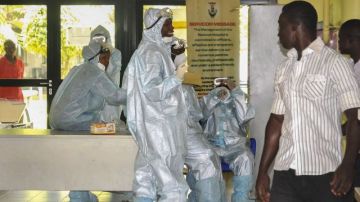 Trabajadores de la salud con trajes especiales de protección preparados para recibir cualquier emergencia de pacientes con ébola en el Hospital Nacional en Abuja, Nigeria.