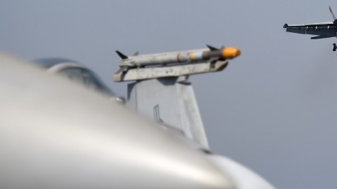 SEA100 - GOLFO PÉRSICO .- Un avión F/A-18 de la Marina estadounidense se prepara a aterrizar hoy, jueves 14 de agosto de 2014, sobre el portaaviones USS George H.W. Bush en el Golfo Pérsico. Las aeronaves del portaaviones participan en las operaciones militares contra extremistas del Estado Islámico en el norte de Irak para detener su avance y proteger ciudadanos estadounidenses en la región kurda. EFE/MAZEN MAHDI
