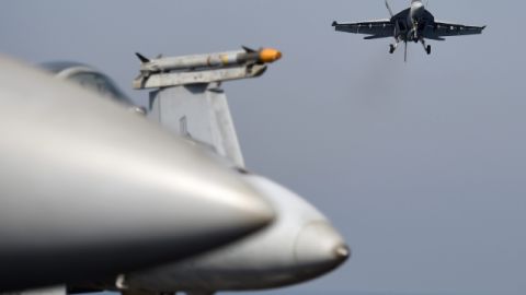 SEA100 - GOLFO PÉRSICO .- Un avión F/A-18 de la Marina estadounidense se prepara a aterrizar hoy, jueves 14 de agosto de 2014, sobre el portaaviones USS George H.W. Bush en el Golfo Pérsico. Las aeronaves del portaaviones participan en las operaciones militares contra extremistas del Estado Islámico en el norte de Irak para detener su avance y proteger ciudadanos estadounidenses en la región kurda. EFE/MAZEN MAHDI