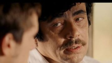 Benicio del Toro encarna al controvertido narcotraficante Pablo Escobar en Paradise Lost.