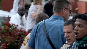 Policías arrestan a un manifestantes ayer en Ferguson, Missouri.