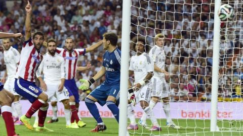 Raúl García (izq.)   convirtió el agónico empate del Atlético de Madrid  ante los merengues en su reducto del Bernabéu.