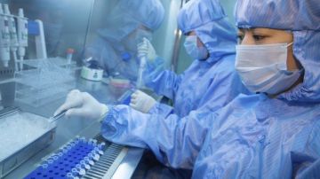 Químicos trabajan en la producción del reactivo de detección del virus ébola en China.