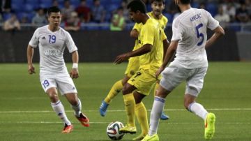 El mexicano  Giovani dos Santos (c) marcó uno de los goles del Villarreal en el triunfo sobre el Astana por 3-0.
