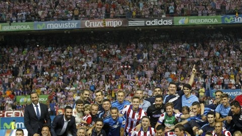 Los jugadores del Atlético de Madrid celebran con la Copa tras vencer al Real Madrid por 1-0 en el partido de vuelta de la Supercopa de España.