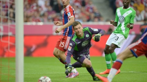 Thomas Mueller (izq.) ya corre a celebrar el primer gol del Bayern de Munich ante el VfL Wolfsburgo.
