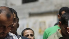 Un hombre carga a su nieta de 18 meses,  Zainah Abu-Taqeia, quien murió tras un ataque aéreo de Israel.