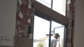 Un hombre inspecciona los escombros y daños dejados por el terremoto ayer en California.