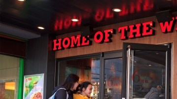 La cadena de hamburguesas  se expande .