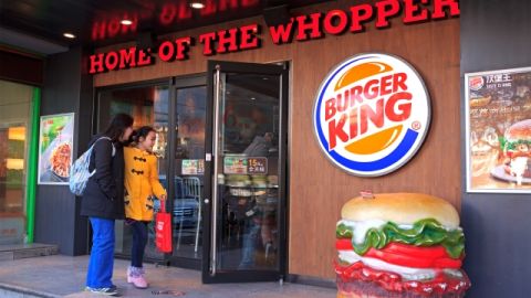 La cadena de hamburguesas  se expande .