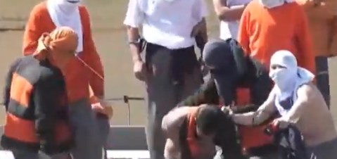 Aparte de los prisioneros decapitados, otros dos fueron lanzados desde los techos de la institución.