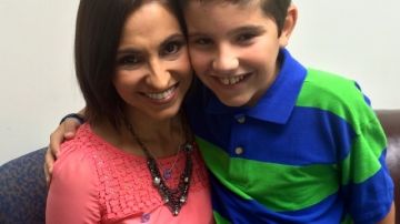 Mila Ferrer junto a su hijo Jaime, quien fue diagnosticado con diabetes tipo 1 a los 3 años.