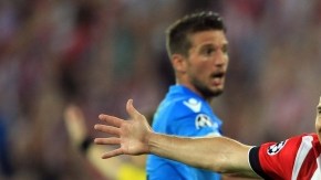 El delantero del Athletic de Bilbao, Aritz Aduriz,  celebra el gol que le marcó ayer al Nápoles en el San Mamés.