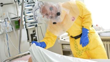 El director del Hospital Schwabing, Götz Brodermann, viste un traje especial mientras simula el trato con un paciente de ébola en una habitación preparada para asilar a pacientes con enfermedades contagiosas en Múnich, Alemania.