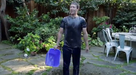 El director ejecutivo de Facebook,  Mark Zuckerberg, también aceptó el reto del "cubo helado" o "Ice Bucket".