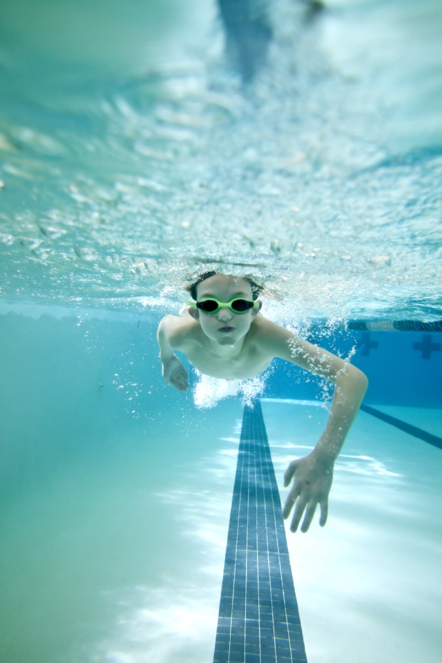 No hay ninguna edad en específico para comenzar a practicar la natación pues lo pueden hacer niños desde los tres años de edad.