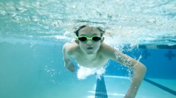 No hay ninguna edad en específico para comenzar a practicar la natación pues lo pueden hacer niños desde los tres años de edad.