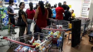 Se hacen largas filas para poner conseguri alimentos en el país sudamericano.