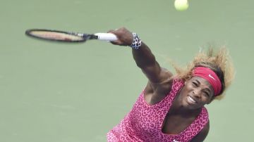 Serena Williams servía a la estonia Kaia Kanepi en Flushing Meadows.