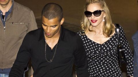 También se afirma que sus corrosivas letras arremeterán contra Lady Gaga y Guy Ritchie.